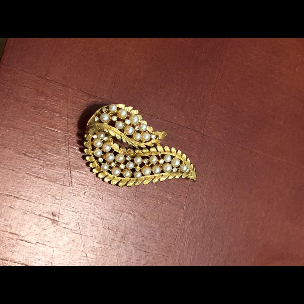 Vintage seed pearl pin/broach gold plated